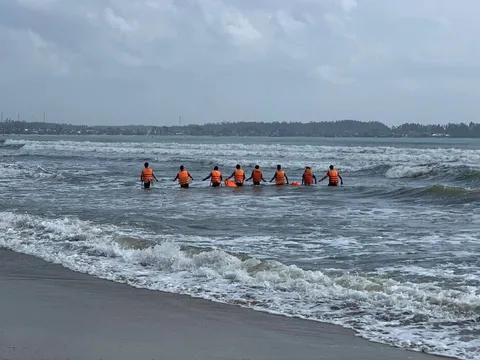 Vụ bảo vệ lao ra biển cứu học sinh bị đuối nước rồi mất tích: Đã tìm thấy 2 thi thể