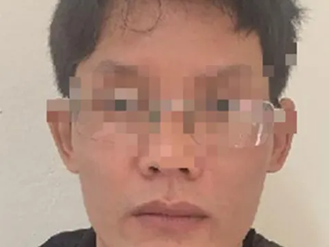 Gã đàn ông khống chế bé gái lúc đang đi học về, ép vào nơi vắng người để dở trò dâm ô
