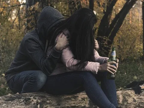 Chị gái bỏ trốn cùng người yêu, mẹ và em gái uống thuốc độc tự tử