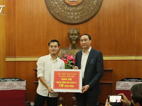 Văn Toàn trực tiếp trao tiền quyên góp, chung tay đẩy lùi Covid-19