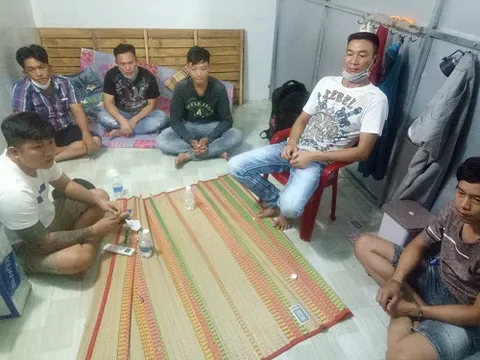 Bắt ổ đánh bạc giữa mùa dịch, Công an phát hiện thêm nhiều vũ khí nóng