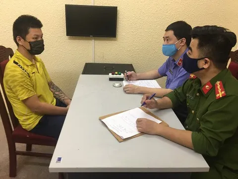 Hà Nội: Đi dạo không đeo khẩu trang còn bóp cổ công an khi bị nhắc nhở