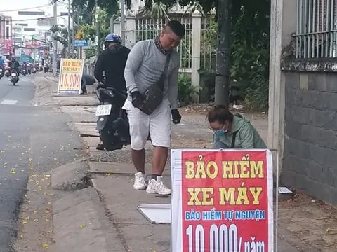 Bảo hiểm xe máy 10.000 đồng mọc lên như nấm ở lề đường Sài Gòn, người mua nguy cơ 'tiền mất tật mang'