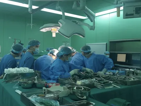 Ca ghép tạng xuyên Việt: 2 lá gan vận chuyển từ Hà Nội cứu bệnh nhân tại TP.HCM thoát cửa tử trong đêm