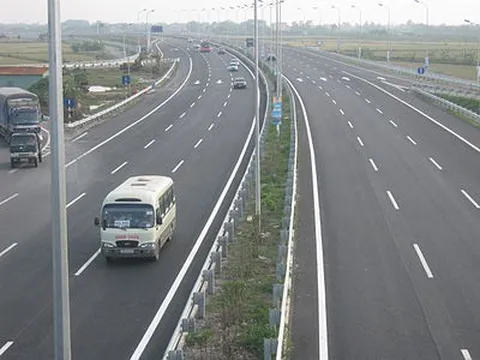 Quảng Ninh: Cán bộ công an bị thương khi khống chế gã đàn ông cầm dao dọa tài xế trên cao tốc