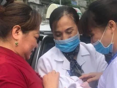 Sản phụ vỡ ối giữa đường, nhân viên tiêm chủng phải tham gia đỡ đẻ