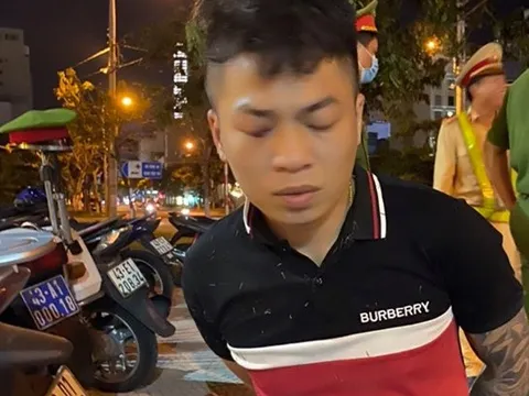Thấy lực lượng 911, nam thanh niên ngáo đá chạy xe lạng lách đánh võng để…thách thức