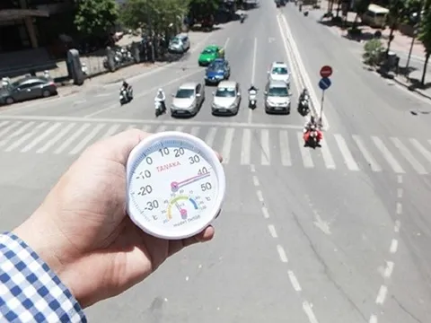 Thời tiết trái ngược đến khắc nghiệt ở Bắc Bộ: Ngày nắng cháy da thịt, chiều tối mưa giông như trút nước