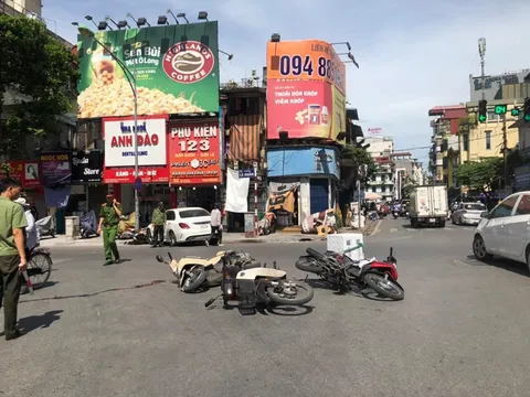 Xế sang Mercedes đâm liên hoàn 4 xe máy trên phố Hà Nội, 2 người bị thương