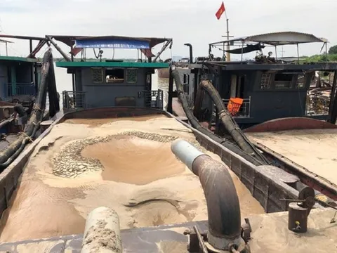 Bắt 3 tàu khai thac cát trái phép trên sông Hồng