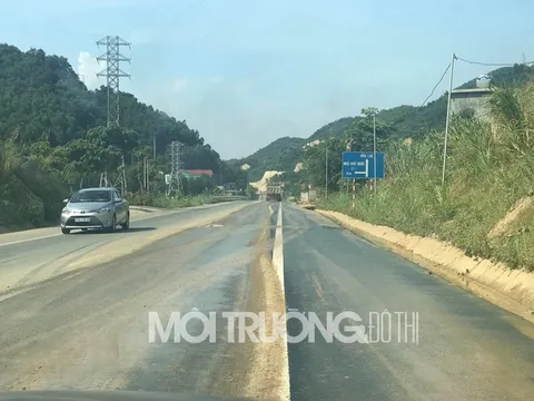 Hòa Bình: Xe tải chở đất náo loạn Quốc lộ 6