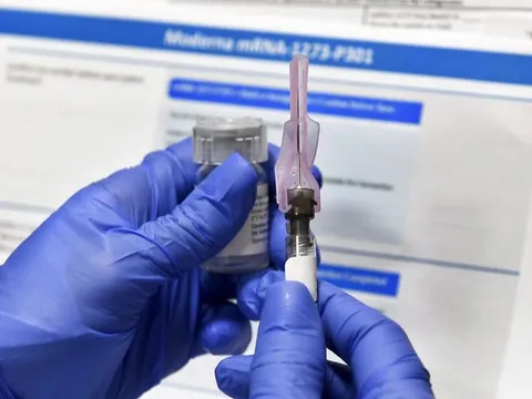 'Nóng' tranh cãi những ai sẽ được tiêm vaccine COVID-19 trước tiên