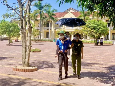 Nghị lực của cô nữ sinh tật nguyền với ước mơ trở thành cô giáo