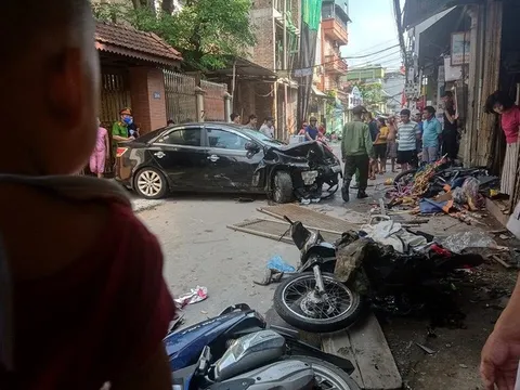 Hà Nội: Tai nạn liên hoàn giữa ô tô và nhiều xe máy, 3 người nhập viện