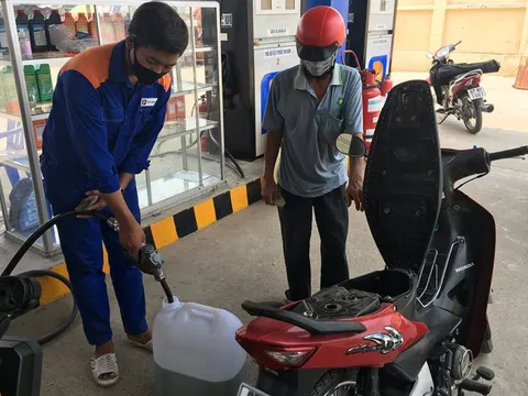 Tăng mức phạt khi bán xăng dầu qua thùng, can, chai từ 11/10