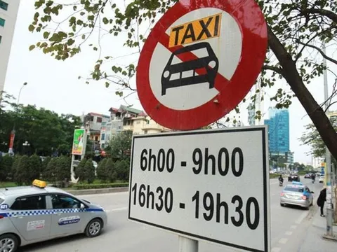 Hiệp hội taxi Hà Nội kiến nghị gỡ bỏ biển cấm ở một số tuyến phố