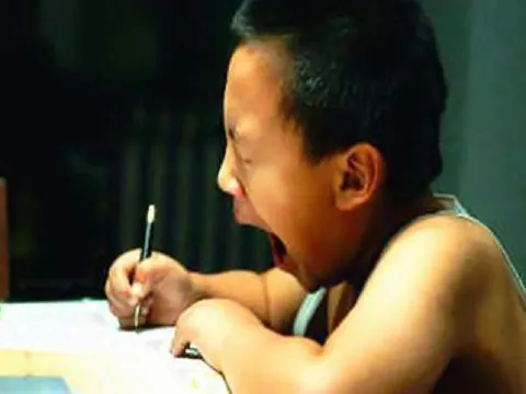 Bài Toán: 'Con 8 tuổi, bố gấp 3 lần tuổi con. Hỏi bố bao tuổi?' khiến bà mẹ bỗng giận đùng đùng, nhất mực gọi điện mắng giáo viên