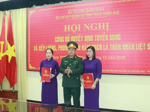 Trao quân hàm quân nhân chuyên nghiệp cho thân nhân các liệt sỹ hy sinh tại Rào Trăng 3