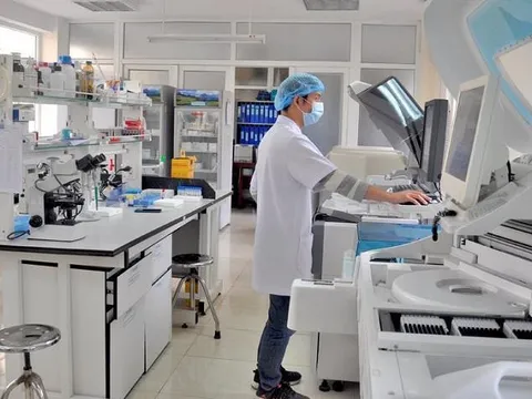 Bất ngờ với muôn vàn kiểu ‘trang bị’ máy xét nghiệm Covid-19 ở các địa phương