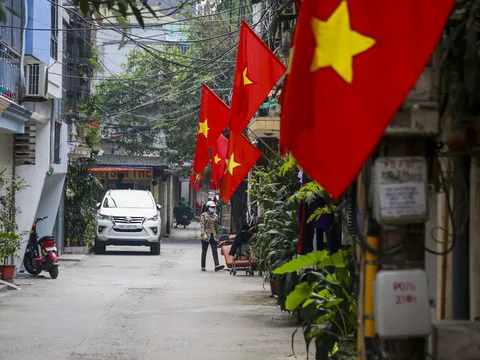Phố phường Hà Nội rực rỡ cờ hoa dịp lễ 30/4