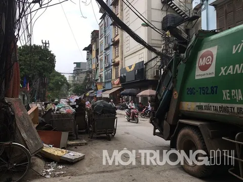 Bãi tập kết rác gây ô nhiễm môi trường giữa phố An Dương