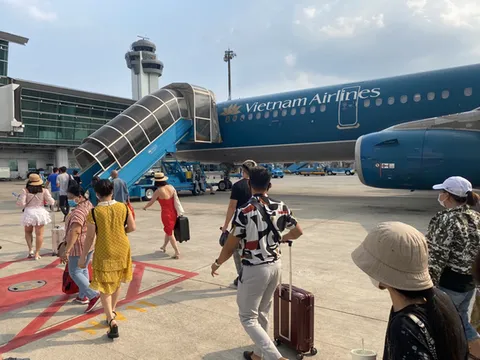 Nữ hành khách tử vong do ngã từ xe thang máy bay xuống đất ở sân bay Tân Sơn Nhất