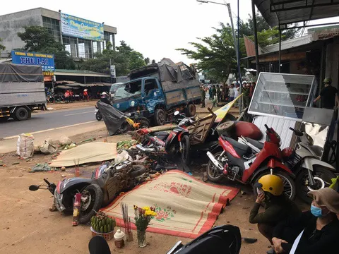 Vụ xe tải lao vào chợ khiến 10 người thương vong: Khởi tố, bắt tạm giam tài xế