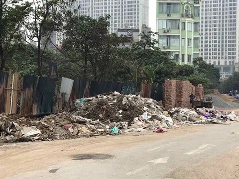 Hà Đông–Hà Nội: Rác thải 'án ngữ' trước cổng chung cư Mulberry Lane