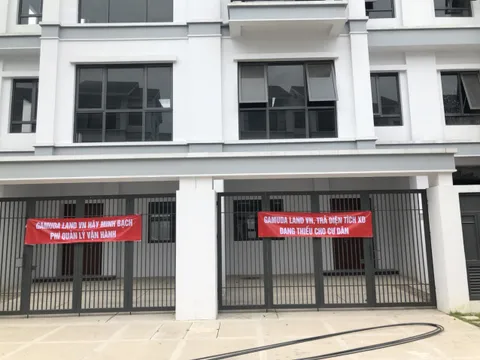 Hà Nội: Hàng trăm khách hàng căng băng rôn trước dự án cao cấp C2 Gamuda Garden, tố chủ đầu tư bất tín