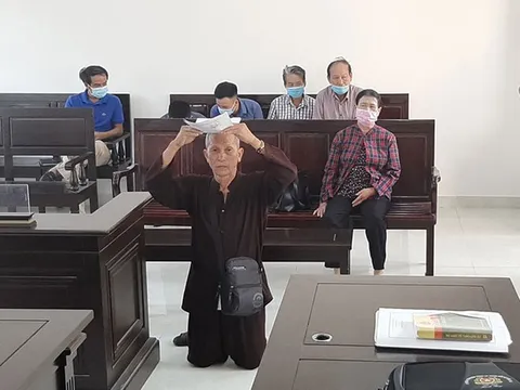 Quỳ trước công đường