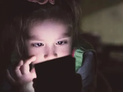 Bé gái 8 tuổi lấy gần 500 triệu của mẹ để nạp game, đứng luôn top 1 bảng xếp hạng