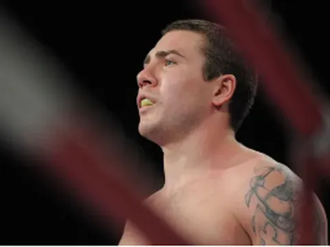 Nhà vô địch boxing châu Âu bị bắt sau khi đấm hôn mê đồng nghiệp ngay trên tàu điện