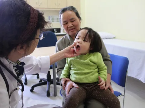 Hà Nội những ngày thời tiết '4 mùa': Trẻ em ốm sốt, nghỉ học hàng loạt khiến phụ huynh đau đầu