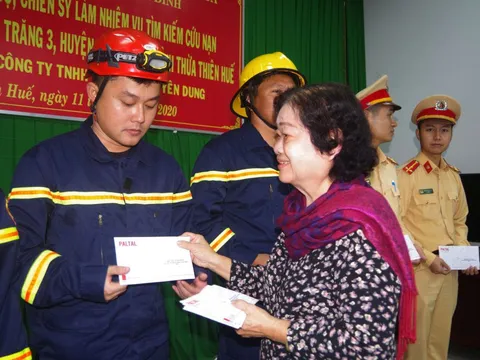 Nguyên Phó Chủ tịch nước thăm, tặng quà các lực lượng cứu nạn Thủy điện Rào Trăng 3