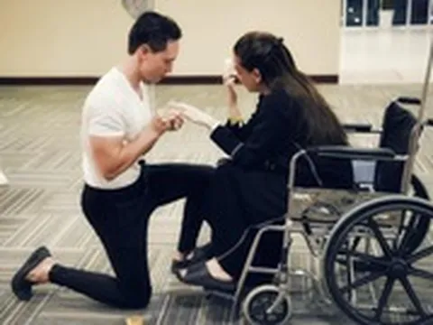 Kim Lý quỳ gối cầu hôn Hồ Ngọc Hà tại bệnh viện