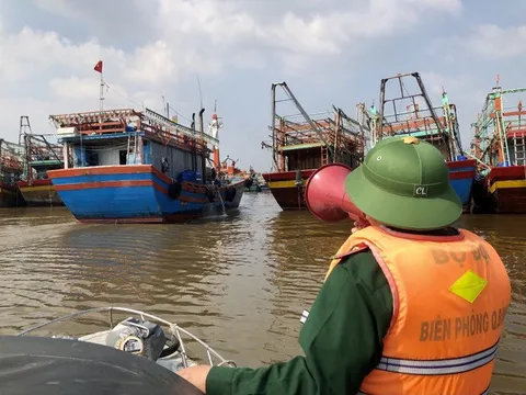 Quảng Bình: Kêu gọi tàu thuyền vào bờ tránh bão số 13
