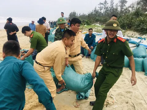 Thủ tướng yêu cầu tập trung ứng phó khẩn cấp bão số 13