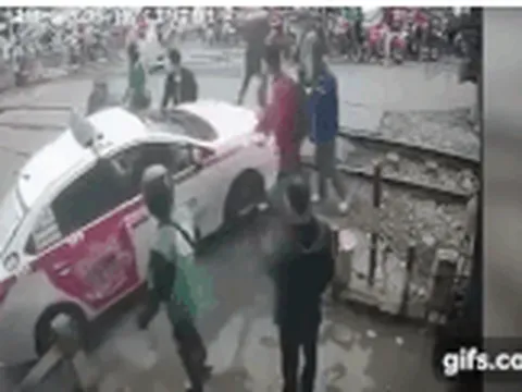 Tước bằng lái, xử phạt 4 triệu đồng tài xế taxi cố tình vượt rào chắn đường sắt