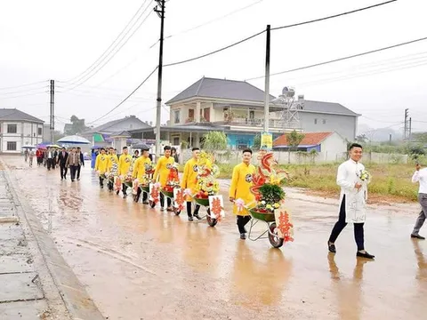 Chú rể đem 7 xe rùa đến rước dâu khiến nhà gái 'cười như được mùa', người đi đường vén áo mưa chụp vội