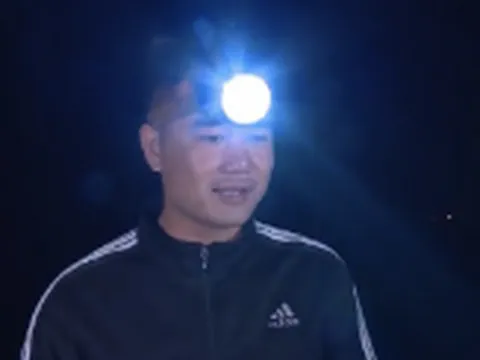 'Hái lộc trời' vào đêm, người dân ven biển thu hàng trăm triệu mỗi năm