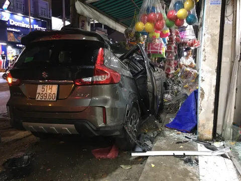 Ô tô 'điên' tông nhiều xe máy trên đường phố Sài Gòn rồi lao vào nhà dân