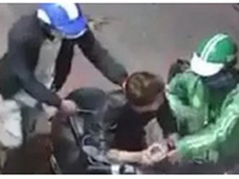 Vụ mặc áo Grab Bike gí dao cướp xe máy Vespa và iPhone ở Sài Gòn: Bắt giữ hai đối tượng, thu hồi tang vật