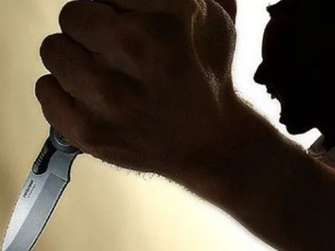 Bị đâm 2 nhát trên phố, người đàn ông 45 tuổi chạy vào nhà dân trốn rồi gục chết ở Sài Gòn