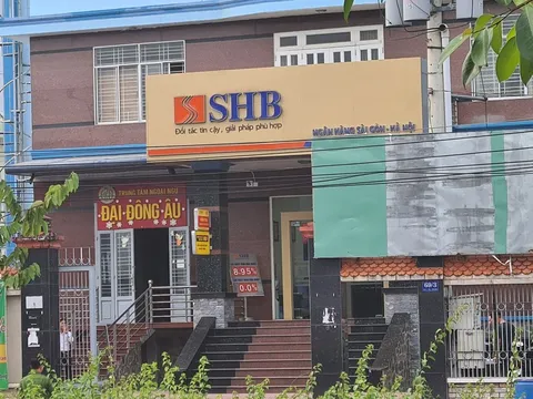 Công bố hình ảnh thanh niên cầm vật giống súng cướp ngân hàng SHB ở Bình Dương