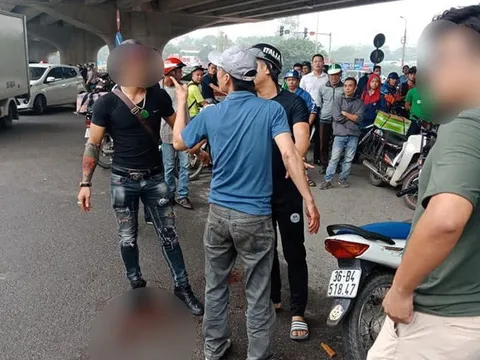 Mâu thuẫn trong việc nuôi con, chồng dùng dao truy sát vợ và chị giữa đường phố Hà Nội