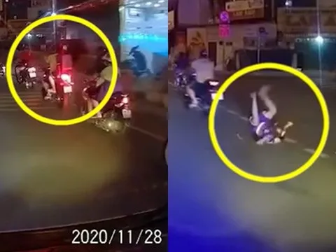 Người cha rồ ga phóng xe khiến con trai ngã văng xuống đất, cảnh tượng sau đó khiến ai cũng 'thót tim'