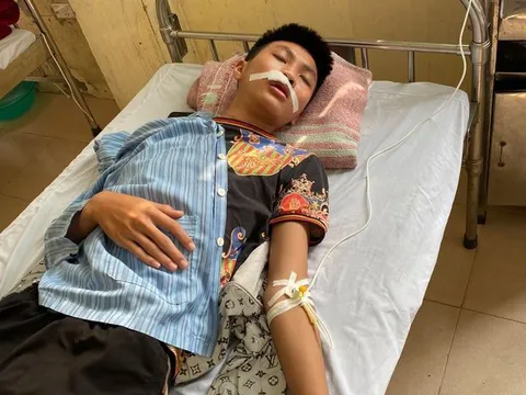 Hà Nội: Xác minh vụ việc nam sinh bị nhóm bạn đánh gãy răng, nhập viện khâu 7 mũi