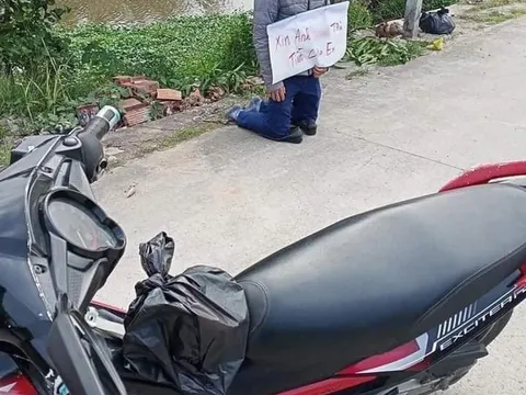 Xôn xao hình ảnh người đàn ông dùng hạ sách quỳ trước nhà 'con nợ' xin trả tiền