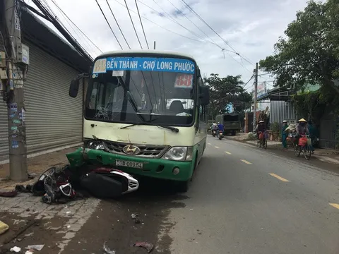 TP.HCM: Cụ ông chạy xe máy tông người đi bộ rồi lao vào đầu xe buýt bất tỉnh