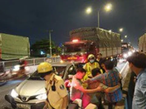Tai nạn liên hoàn 8 ô tô trên cầu vượt ở Sài Gòn, 2 tài xế mắc kẹt gào thét kêu cứu